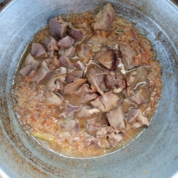 Masukkan hati ampela. Aduk rata. Masak sampai bumbu meresap dan kuah menyusut.