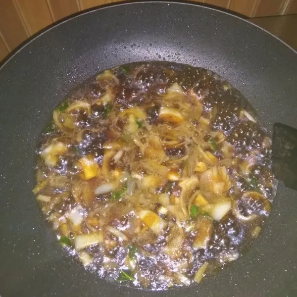 Tumis bawang putih , bawang bombay,dan daun jeruk, masukan kecap manis dan saus tiram.