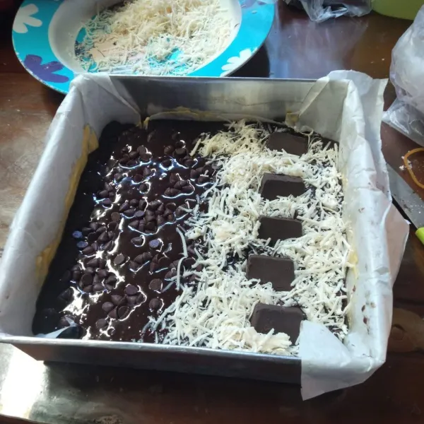 Tuang diloyang, sebelumya Oles loyang dengan margarin dan alasi dengan kertas baking. Saya pakai ukuran 20x20cm, taburi dengan topping.Panggang selama 50 menit.