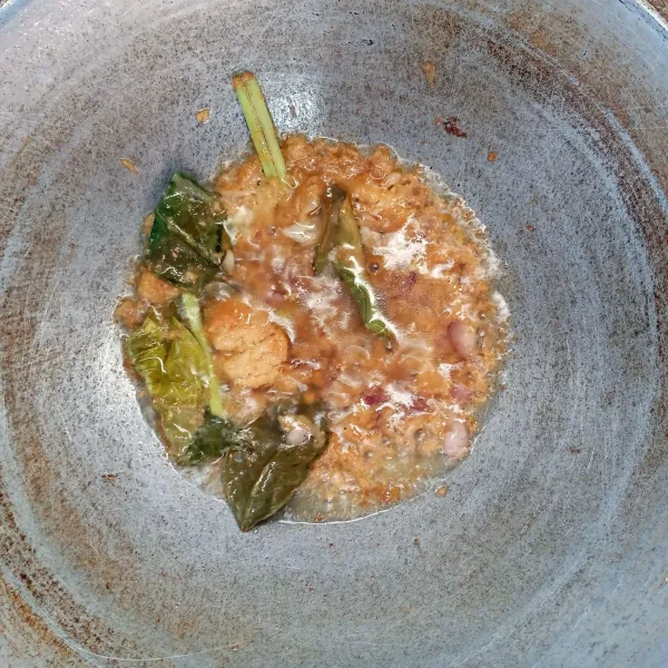 Kemudian tumis bersama lengkuas, serai, daun salam dan daun jeruk sampai harum dan matang.