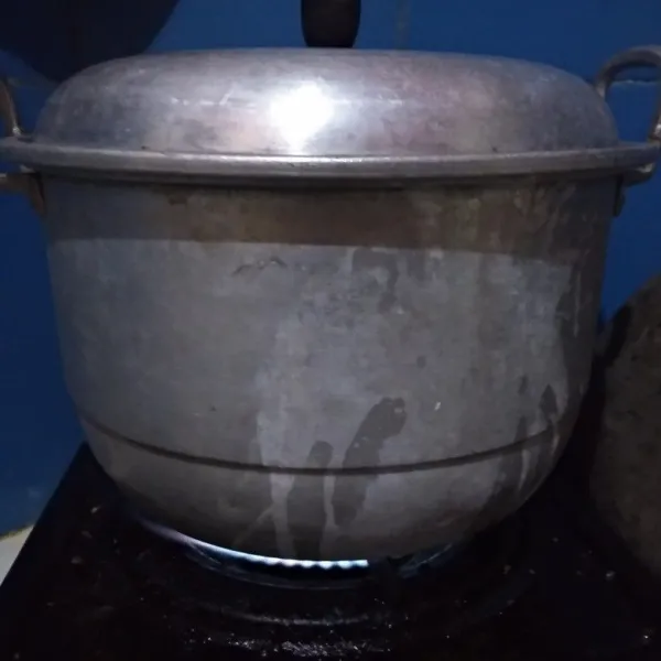 Panaskan dandang tunggu sampai airnya mendidih lalu masukkan singkong, kukus sampai singkong matang.