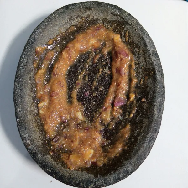 Ulek bumbu sampai halus.