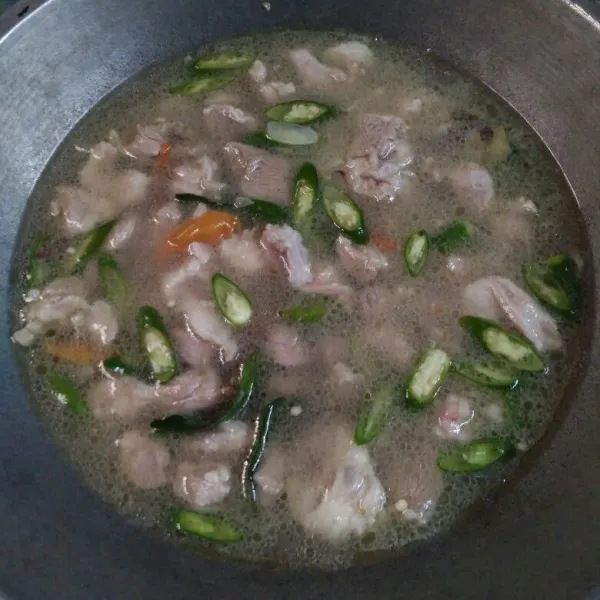 Tuang air, masak sampai kuah menyusut sambil diaduk sesekali.