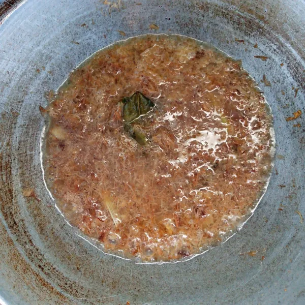 Tambahkan air. Aduk rata. Icip rasa. Masak sampai mendidih.