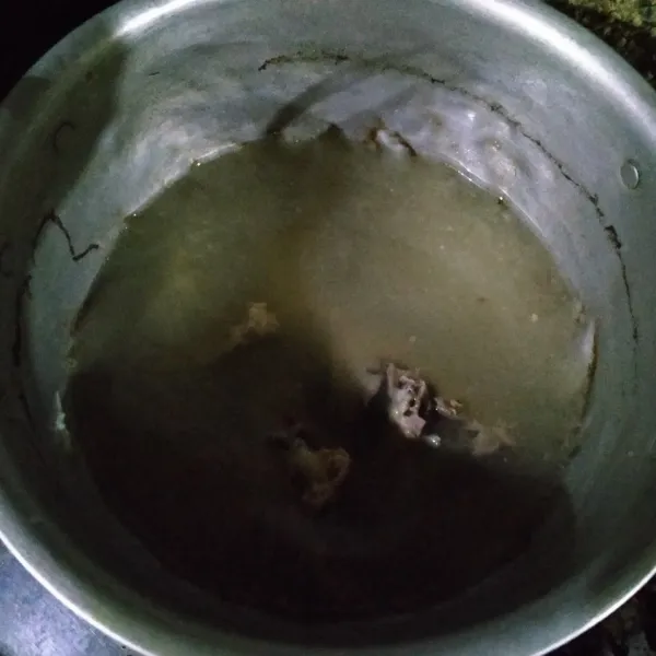 Buat kaldu ayam. Bumbui dengan merica bubuk, separuh bagian bawang putih cincang dan garam.