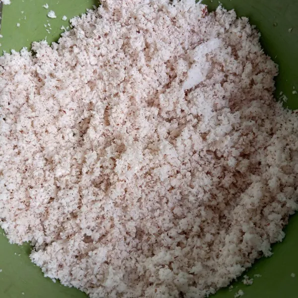 Siapkan kelapa yang sudah diparut