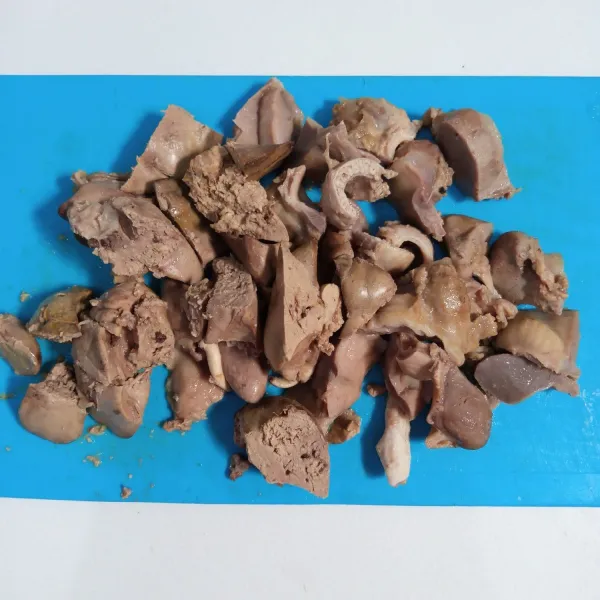 Rebus hati ampela sampai empuk. Kemudian potong-potong.