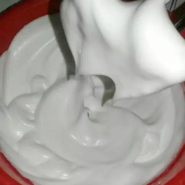 Membuat meringue: kocok putih telur hingga berbusa, tambahakan cream of tar tar dan gula pasir secara bertahap. Kocok hingga tahap soft peak / ketika dibalik tidak tumpah.