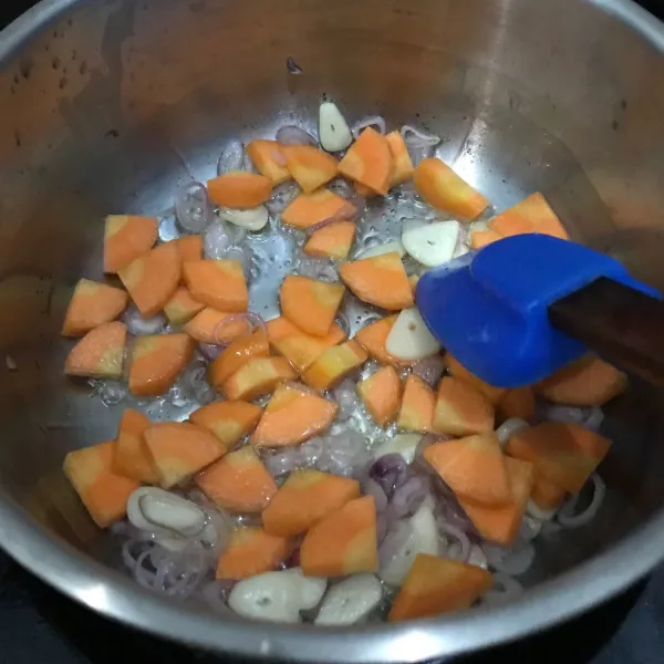 Setelah tercium bau harum masukkan irisan wortel kemudian aduk perlahan.