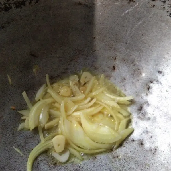 Panaskan wajan dengan minyak secukupnya, tumis bawang putih dan bawang bombay hingga harum.