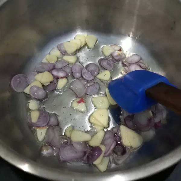 Tumis bawang merah dan bawang putih di dalam minyak yang sudah panas hingga harum.