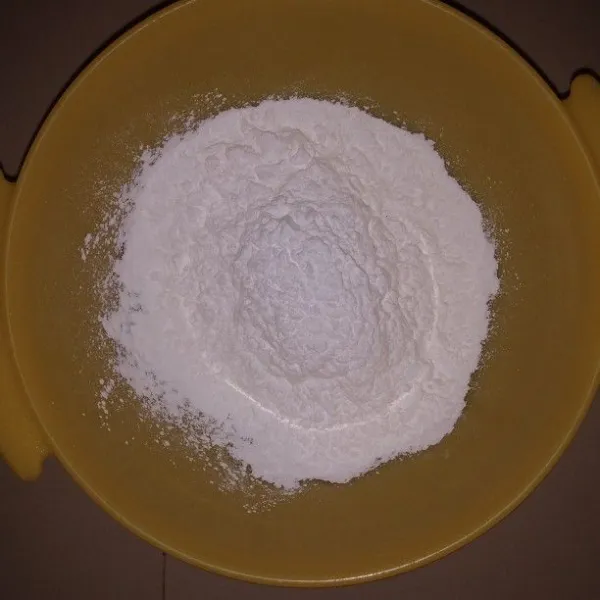Campurkan tepung ketan, tepung beras dan garam. Adui hingga tercampur rata.