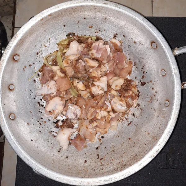 Masukkan ayam yang telah dipotong, aduk hingga ayam tercampur rata dengan bumbu.