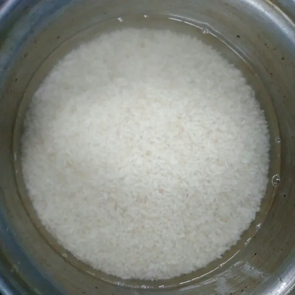 Cuci bersih beras ketan, masukkan ke dalam panci, tambahkan 300 ml air, setelah mendidih aduk terus sampai air asat. Angkat