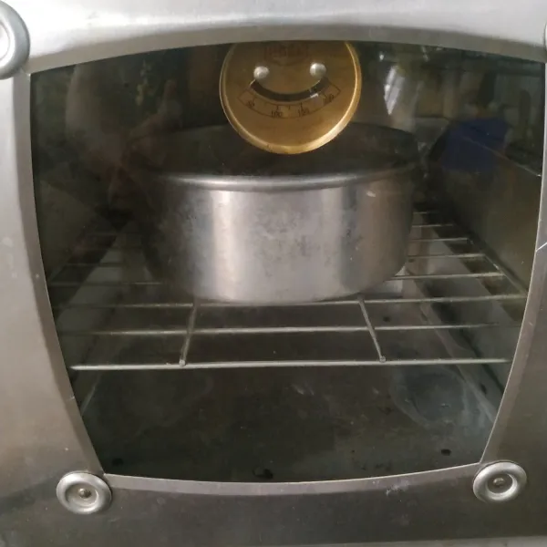 Panggang dengan suhu 175 derajat selama 45 menit atau sampai matang. Sesuaikan oven masing-masing.