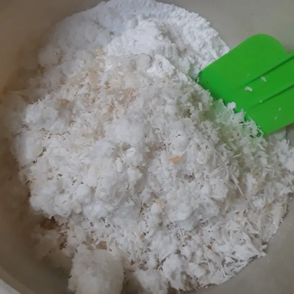 Campur adonan tepung beras,kelapa muda, garam aduk rata.