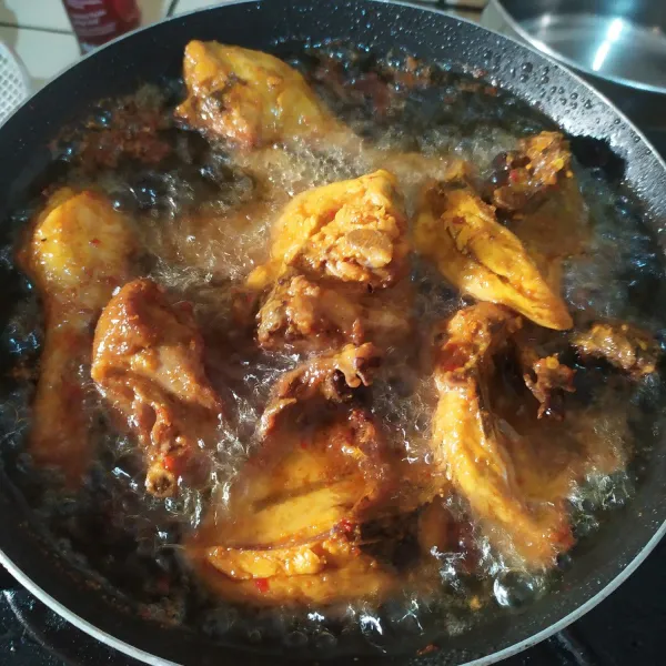 Tips memasak ayam goreng serundeng bumbu marinasi