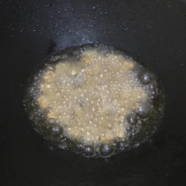 Potong tempe lalu goreng di minyak yang sudah panas. Angkat dan sisihkan.