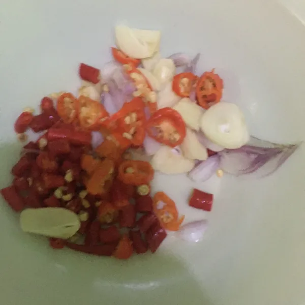 Rajang bawang merah, bawang putih dan cabe.