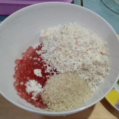 Tambahkan kelapa parut, gula pasir, garam lalu aduk sampai rata.