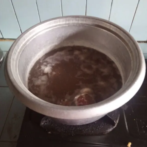 Rebus daging lalu masukan bawang putih yg sudah di haluskan tadi, selama 15 menit.
