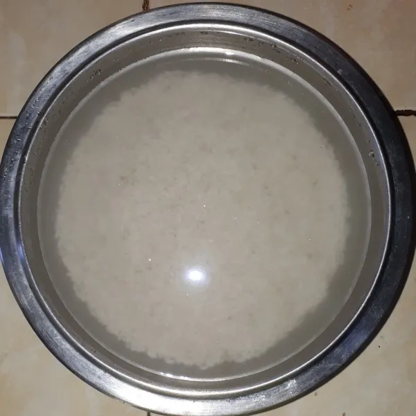 Cuci bersih beras ketan  rendam selama minimal 2 jam.