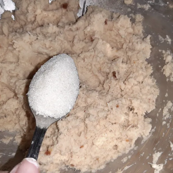 Tambahkan gula pasir lalu aduk rata lagi.