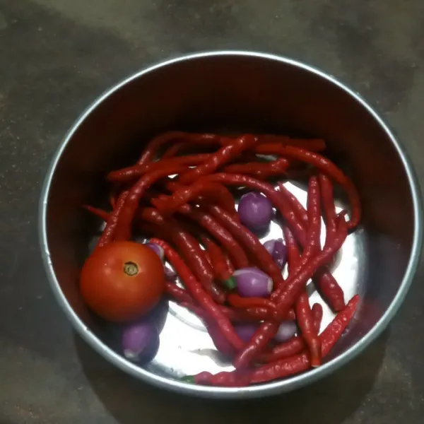 Cuci bersih cabe, bawang merah dan tomat lalu blender hingga halus.