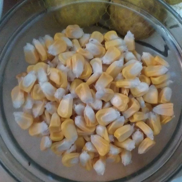 Cuci bersih jagung, kemudian pipil di mangkok.