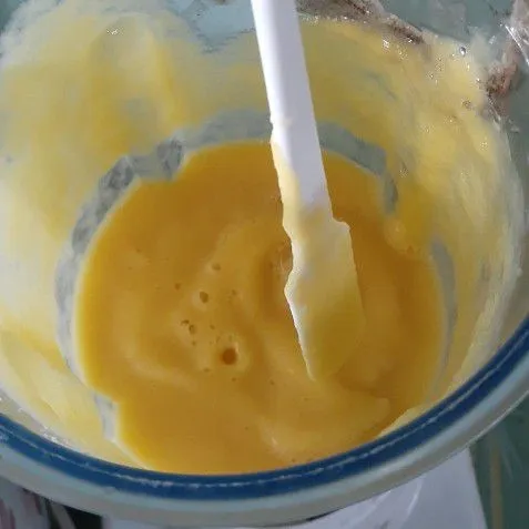 Siapkan nangka matang yang telah dikupas,karena nangka sudah terlalu matang, nangka saya blender hingga halus. Jangan lupa buang bijinya.
