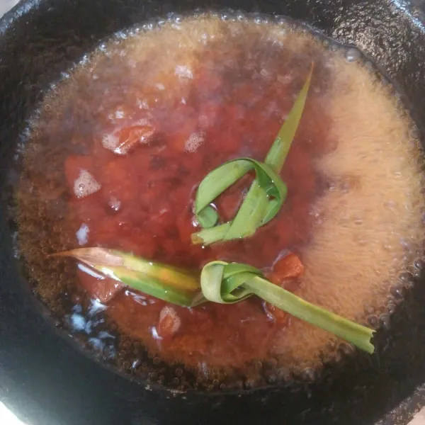 Siapkan wajan / teflon isi dengan air lalu masukan gula merah dan daun pandan masak hingga gula larut.