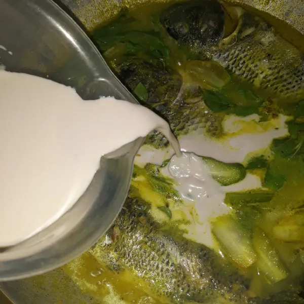 Tambahkan santan kental,garam dan kaldu bubuk, masak sampai santan mendidih