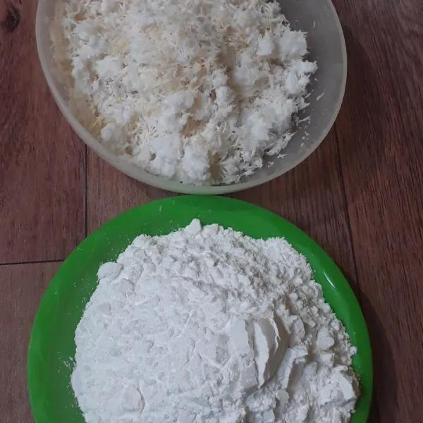 Timbang masing masing bahan kelapa muda dan tepung beras.