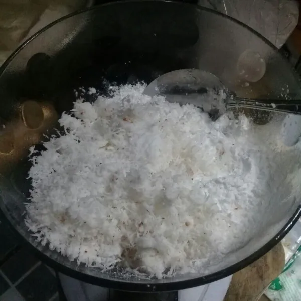 Masukan tepung ketan, kelapa parut dan garam ke dalam wadah.
