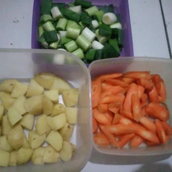 Siapkan sayuran dan bawang daun. Cuci bersih, tiriskan.