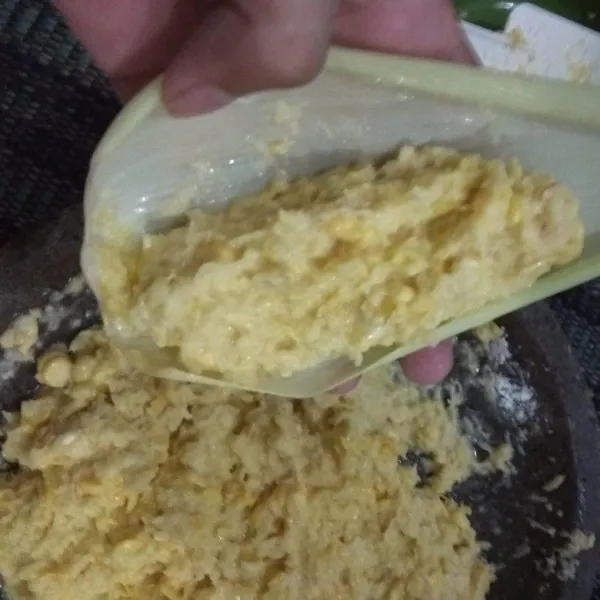 Ambil 1 buah kulit jagung isi 1-1,5sdm (disesuaikan besar kecilnya kulit jagung untuk isiannya) lalu gulung, tidak usah diikat, lakukan sampai adonan habis.