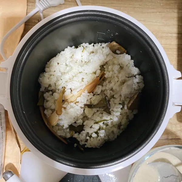 Masak dalam rice cooker hingga nasi matang. Setelah nasi matang, segera masukan daun jeruk yang sudah diiris tipis, lalu aduk hingga tercampur. Diamkan sebentar sebelum nasi siap disantap!
