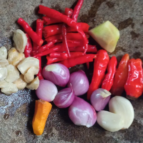 Haluskan bumbu bawang merah, bawang putih, cabe, kemiri, ketumbar, kunyit dan jahe.