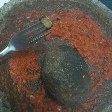Bakar terasi sebentar, masukan ke dalam ulekan cabe, tambahkan sedikit perasan jeruk nipis dan di ulek sampai merata, cek rasa.