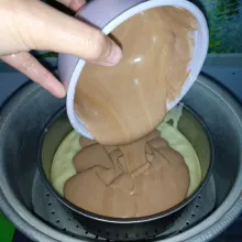 Tuang adonan yang berwarna coklat diatas adonan berwarna putih. Kemudian kukus kembali selama 10-15 menit atau sampai matang. Angkat dan sajikan.