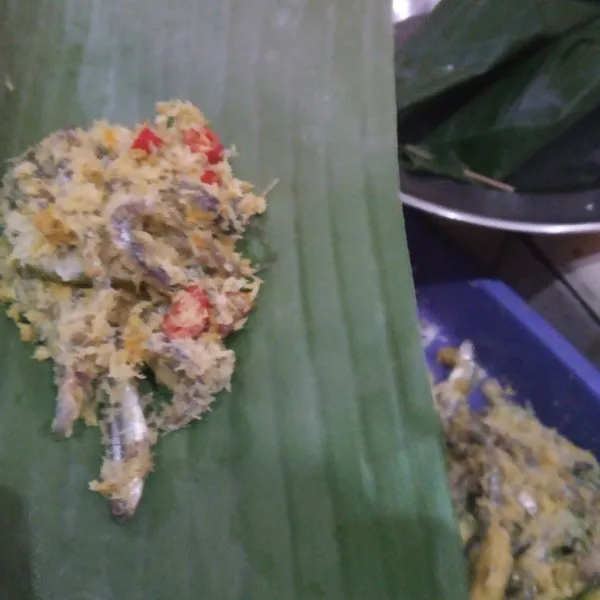 Bungkus campuran ikan teri tadi dengan menggunakan daun pisang semat  kedua ujungnya dengan menggunakan lidi.