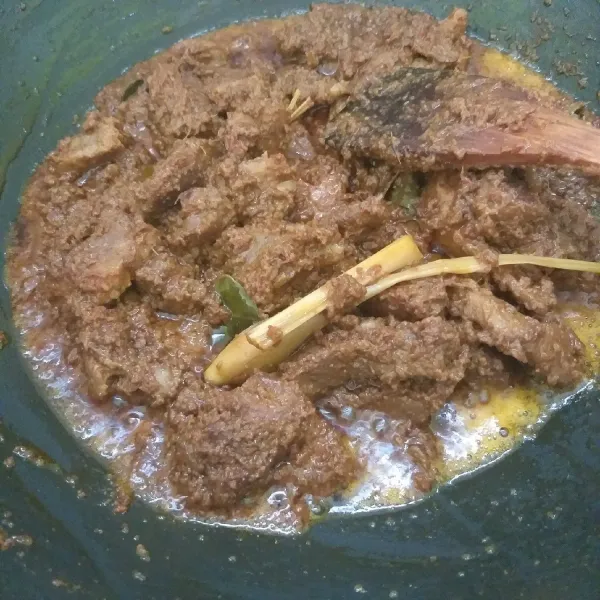 Masak sampai keluar minyak dan kehitaman.