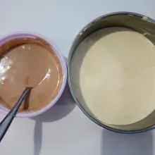 Bagi adonan menjadi dua. Beri pewarna coklat salah satunya.