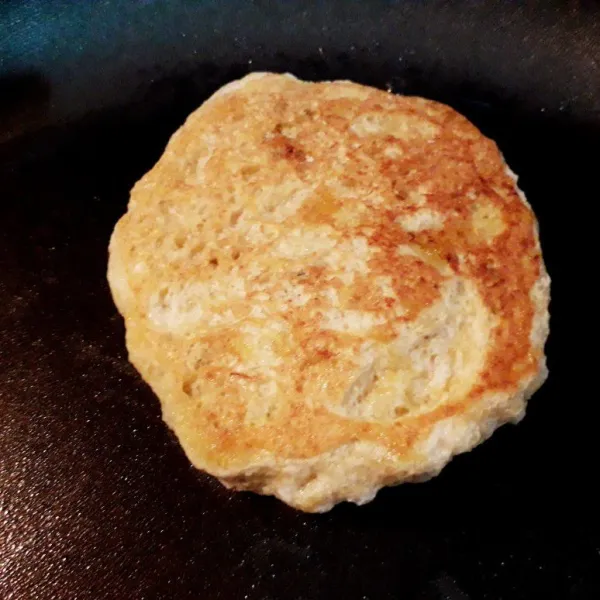 Panaskan teflon dengan sedikit minyak zaitun. Masak pancake hingga matang. Angkat.