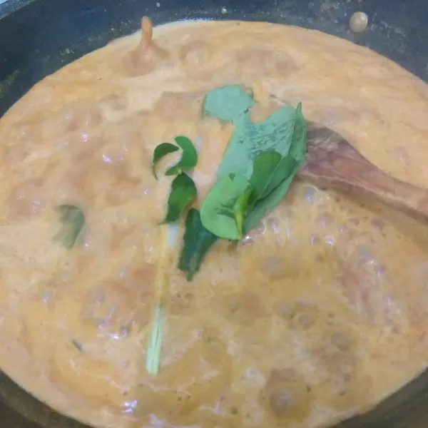 Masukkan juga, salam, sereh, daun jeruk dan daun kunyit.