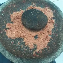 Masukan kelapa parut, di ulek sebentar dan di aduk merata sampai kelapanya tecampur.