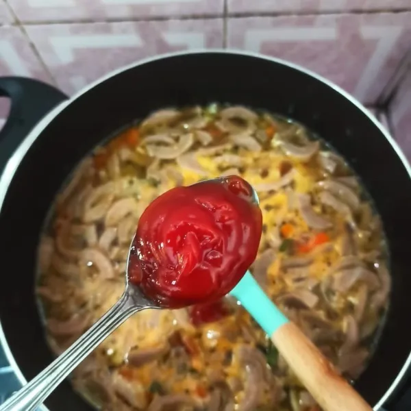 Masukkan air tomat dan saus tomat lalu koreksi rasa.