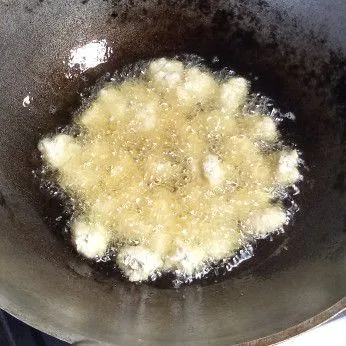 Kemudian goreng dalam minyak panas hingga matang. Angkat dan tiriskan.