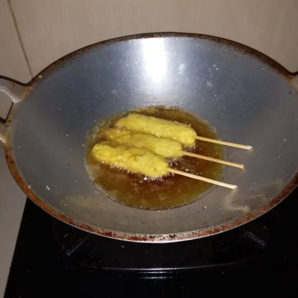 Panaskan minyak goreng. Masukan sate ayam. Goreng hingga kedua sisi berwarna keemasan. Angkat dan tiriskan