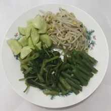 Didihkan air beri sedikit garam, rebus toge, kacang panjang dan kangkung sampai lunak, tiriskan. kupas mentimun potong dadu (sesuai selera).